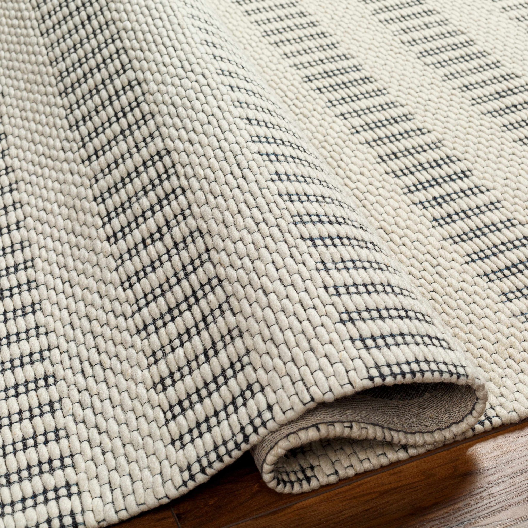 The Brise Rug – Hand-Tufted Wool in Textural Ivory Lines
